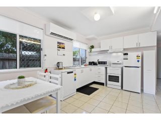 Chic 1-Bed Yaroomba Flat Steps from the Beach Apartment, Yaroomba - 1