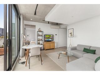 Chic Balcony Unit near University, Markets & Trams Apartment, Melbourne - 2