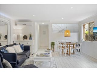 Chic Beachside getaway close to everything Guest house, Gold Coast - 5
