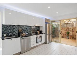 Chic Beachside getaway close to everything Guest house, Gold Coast - 3