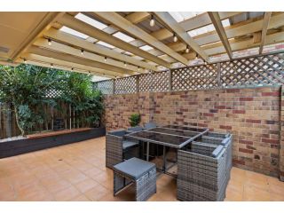 Chic Beachside getaway close to everything Guest house, Gold Coast - 4