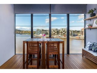 Chic Lakeside 1-Bed Above The Kingston Foreshore Apartment, Kingston - 3
