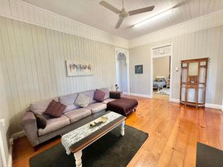 Childers Charmer with Aircon, WIFI & modern luxuries Guest house, Childers - 1