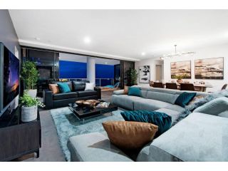 Circle on Cavil SubPenthouse 4BRM Lv52! Ocean View Apartment, Gold Coast - 2