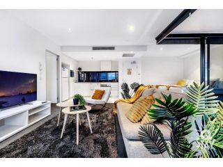 Circle on Cavill 2 Bedroom, Hinterland View - QSTAY Apartment, Gold Coast - 4