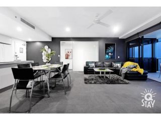 Circle on Cavill, 3 Bedroom Ocean level 57, Sleeps 8! Apartment, Gold Coast - 3