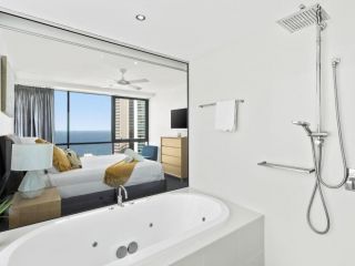Circle on Cavill 37th Floor Ocean and River Views Apartment, Gold Coast - 5