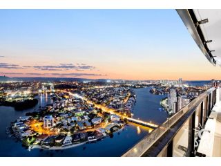 Circle on Cavill Modern 1 Bedroom + Study SPA Hinterland - QSTAY Apartment, Gold Coast - 3