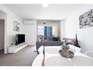 City Rest with views - high up + parking Apartment, Perth - 3