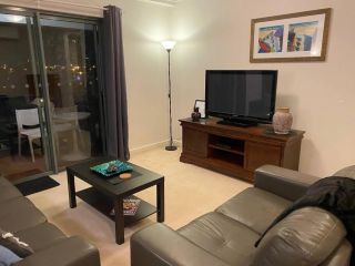 City River Views Free Parking WIFI Netflix Wine Apartment, Perth - 3