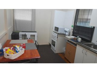 City Stadium 5 minutes Walk Guest house, Townsville - 3