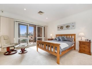 Adelaide Style Accommodation-Close to City-North Adelaide-3 Bdrm-free Parking Apartment, Adelaide - 1