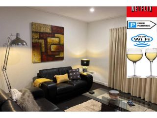 CITY VIEWS SO CENTRAL NETFLIX WINE PARKING WIFI Apartment, Perth - 2