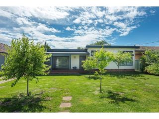 The Idyllic Clematis Cottage in Downtown Mudgee Guest house, Mudgee - 3