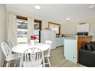 Clementine's Shack- Near the river. Pet Friendly+ Free WIFI Guest house, Goolwa South - 4