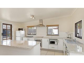 Close to Water, Restaurants and Clubs, Toorbul St, Bongaree Guest house, Bongaree - 4