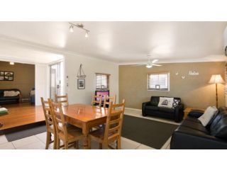 Close to Water, Restaurants and Clubs, Toorbul St, Bongaree Guest house, Bongaree - 5