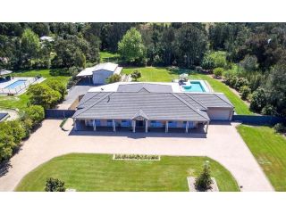 Coast and Country Estate - 15m Heated Pool and Minutes to Beach Guest house, One Mile - 2