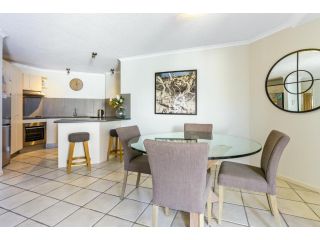 Coastal apartment with private courtyard Apartment, Sunshine Beach - 4