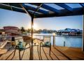 Canal Home- Close to City, Beach, Golf Course, Park Guest house, Mandurah - thumb 17