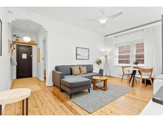 Coastal Living in Convenient Art deco Apartment Apartment, Sydney - 2