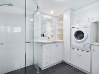 Cobden Court Unit 2 - Airconditioned unit in a beachside position Rainbow Bay Apartment, Gold Coast - 5
