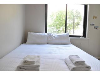 Comfortable 2BDR Unit with Lush Serene Garden Apartment, Perth - 3