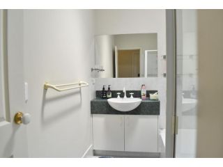 Comfortable 2BDR Unit with Lush Serene Garden Apartment, Perth - 5