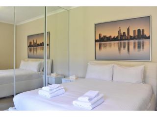 Comfortable 2BDR Unit with Lush Serene Garden Apartment, Perth - 4