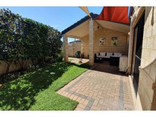 Comfortable 2BDR Unit with Lush Serene Garden Apartment, Perth - 1