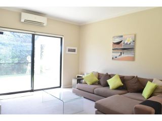 Comfortable 2BDR Unit with Lush Serene Garden Apartment, Perth - 2
