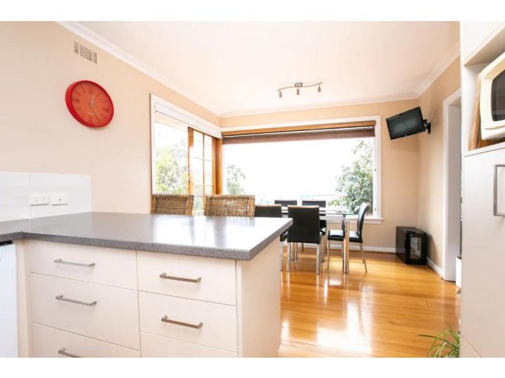 Comfortable Home With Wifi, Parking and Views Apartment, Royal Park - imaginea 10