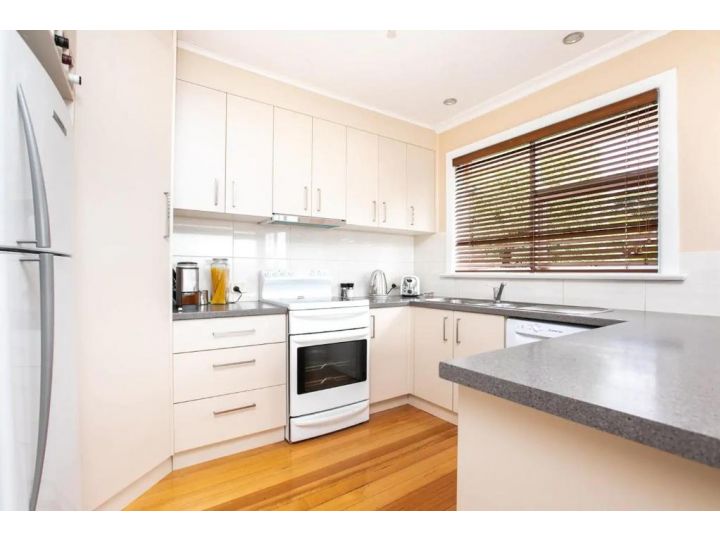 Comfortable Home With Wifi, Parking and Views Apartment, Royal Park - imaginea 11