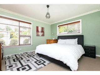 Comfortable Home With Wifi, Parking and Views Apartment, Royal Park - 3