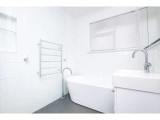Comfortable Home With Wifi, Parking and Views Apartment, Royal Park - 1
