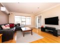 Comfortable Home With Wifi, Parking and Views Apartment, Royal Park - thumb 7