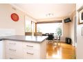 Comfortable Home With Wifi, Parking and Views Apartment, Royal Park - thumb 10