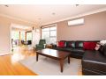 Comfortable Home With Wifi, Parking and Views Apartment, Royal Park - thumb 9