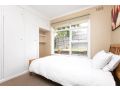 Comfortable Home With Wifi, Parking and Views Apartment, Royal Park - thumb 4