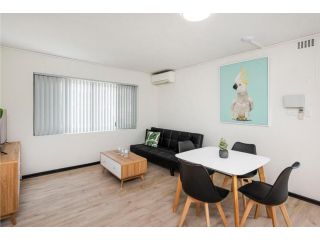 Comfortable 1 Bedroom Apartment in South Perth Apartment, Perth - 2