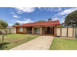 Comfortable lowset family home only minutes from the water! Tarooki St, Bellara Guest house, Bellara - 2