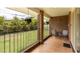 Comfortable lowset family home only minutes from the water! Tarooki St, Bellara Guest house, Bellara - 1