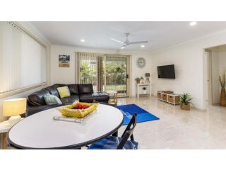 Comfortable lowset family home only minutes from the water! Tarooki St, Bellara Guest house, Bellara - 3