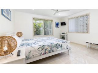 Comfortable lowset family home only minutes from the water! Tarooki St, Bellara Guest house, Bellara - 5