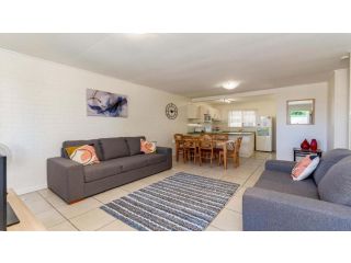 Comfy Ground Floor Unit opposite waterfront! Welsby Pde, Bongaree Guest house, Bellara - 1