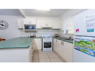 Comfy Ground Floor Unit opposite waterfront! Welsby Pde, Bongaree Guest house, Bellara - 4