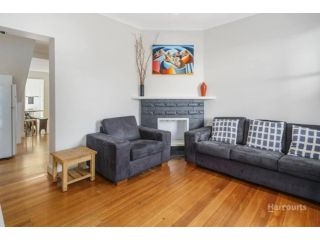 Comfy terrace with balcony- stroll cafes & city Guest house, Hobart - 4