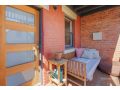 Comfy terrace with balcony- stroll cafes & city Guest house, Hobart - thumb 1