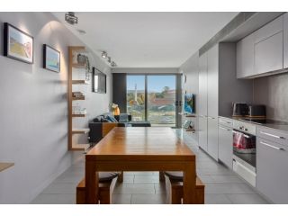 Comfy Unit with Balcony near Foreshore Dining Apartment, Kingston - 2