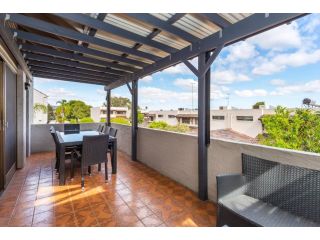 Como Mezzanine Retreat Apartment, Perth - 3